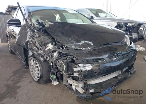 2021 Toyota Prius Le z USA, uszkodzony, nr VIN JTDKAMFU6M3143241